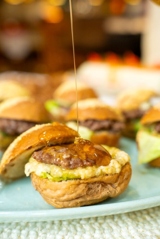 Mini Hamburger Australiano com Queijo Gorgonzola e Mel